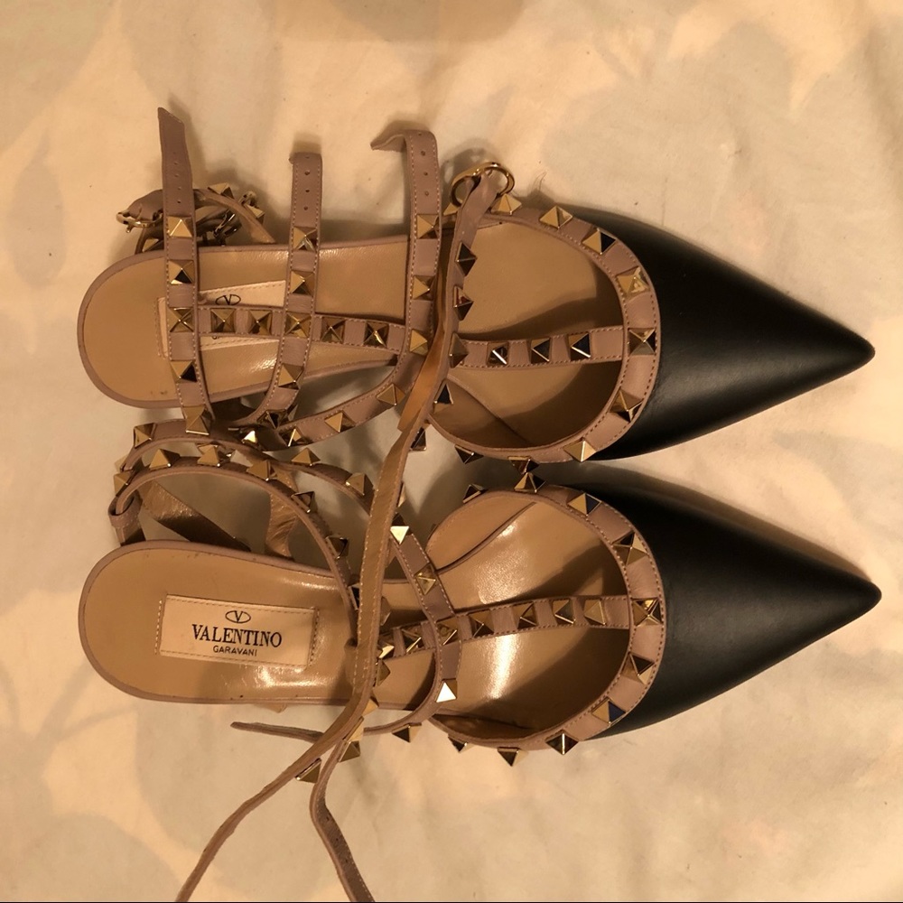 Valentino Garavani Rockstud ankle strap pump in patent leather.Made in Italy